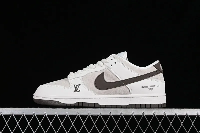 All categories Nk SB Dunk Series Nk SB Dunk Low High-end customized low-top sneakers Nk SB Dunk Low LV joint-fleece brown hook Anniversary high-end customized low-top casual sneakers LV6188-001